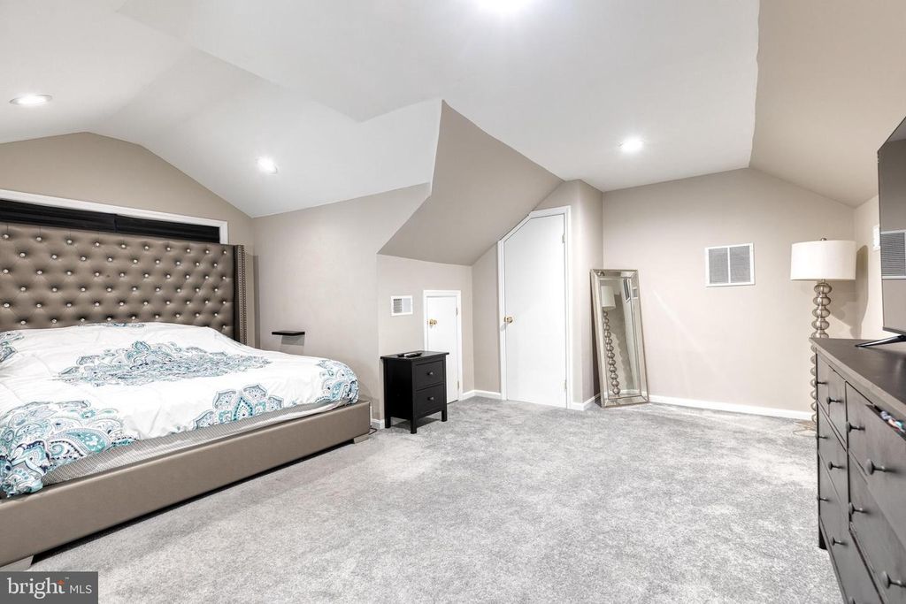 Image 28 of property listing at 2905 ROBERN AVE, Parkville, MD 21234