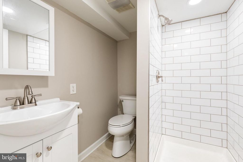 Image 34 of property listing at 2905 ROBERN AVE, Parkville, MD 21234