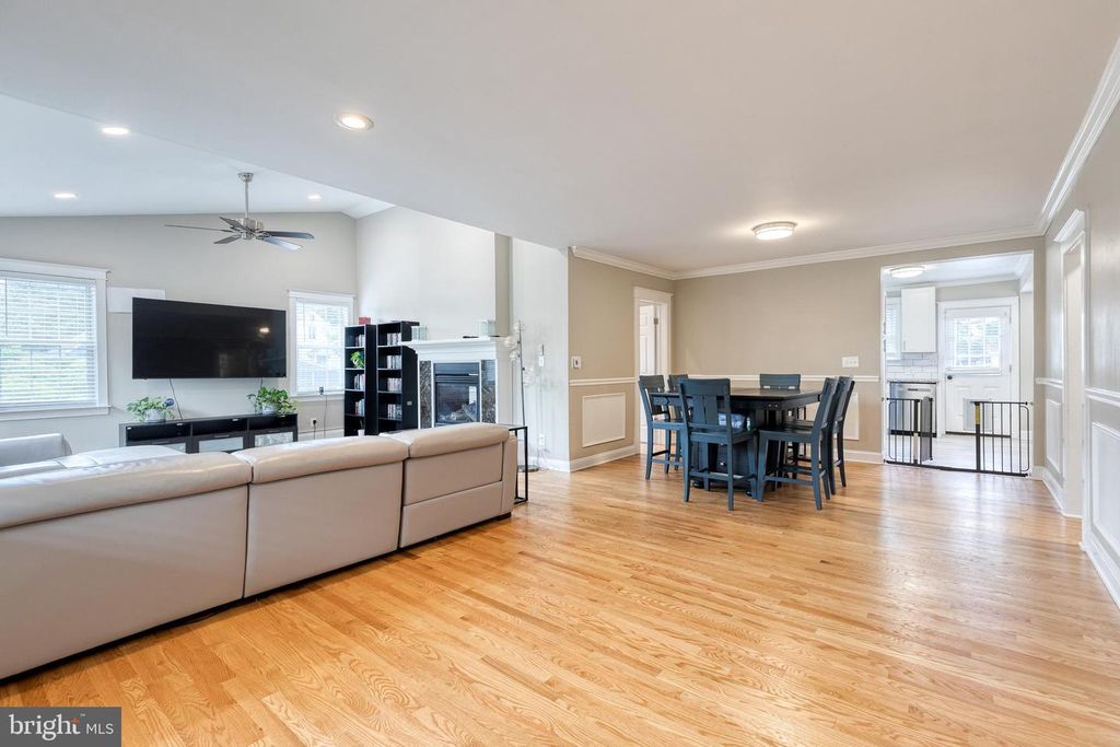Image 4 of property listing at 2905 ROBERN AVE, Parkville, MD 21234