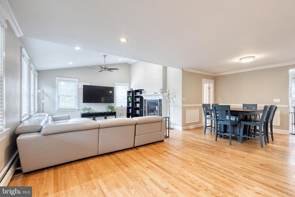 Image 5 of property listing at 2905 ROBERN AVE, Parkville, MD 21234