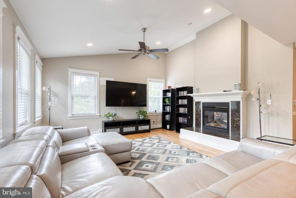 Image 6 of property listing at 2905 ROBERN AVE, Parkville, MD 21234