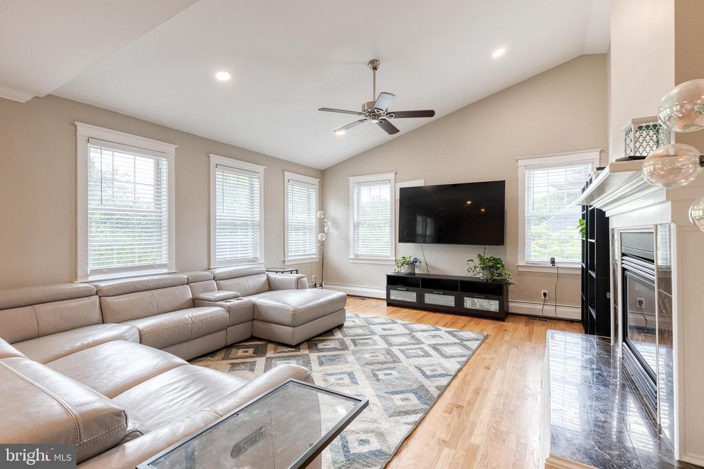 Image 8 of property listing at 2905 ROBERN AVE, Parkville, MD 21234