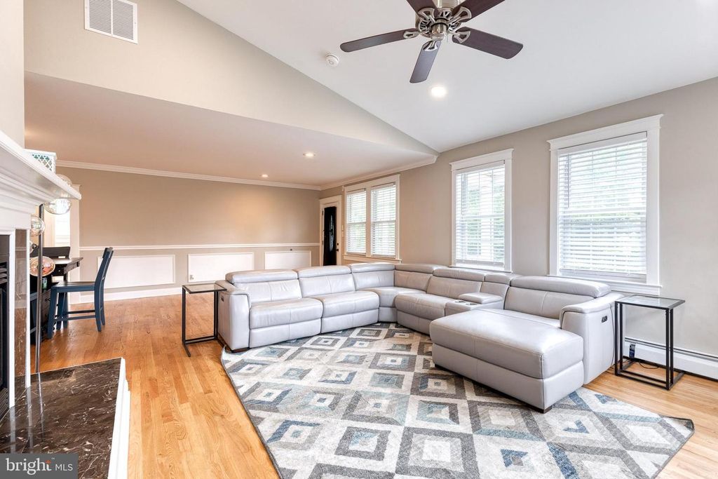 Image 9 of property listing at 2905 ROBERN AVE, Parkville, MD 21234