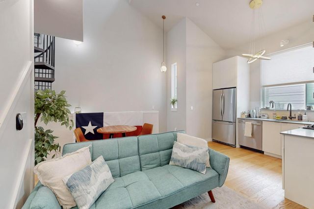 913 Duncan LN 103, Austin, TX 78705
