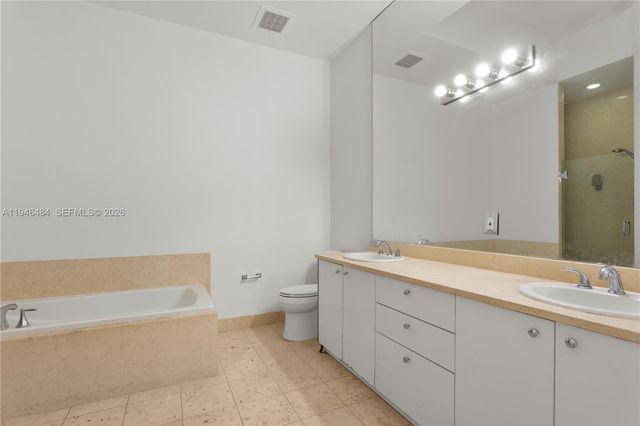 19900 E Country Club Dr 104, Aventura, FL 33180