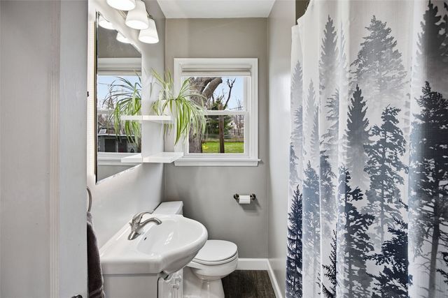 616 25th St NE, Cedar Rapids, IA 52402