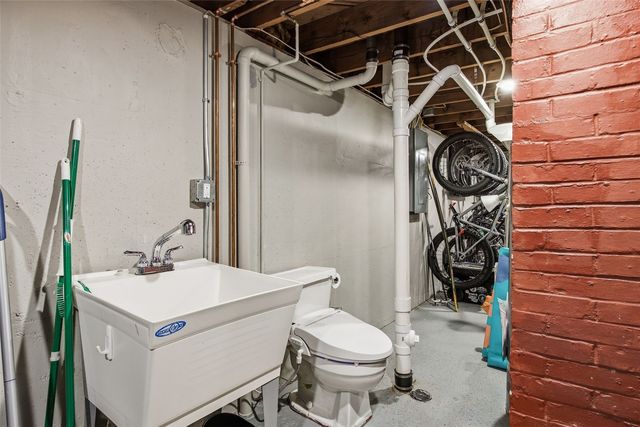 616 25th St NE, Cedar Rapids, IA 52402