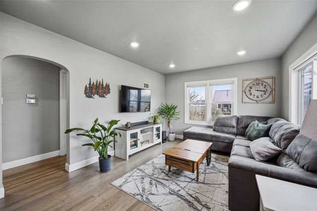 616 25th St NE, Cedar Rapids, IA 52402