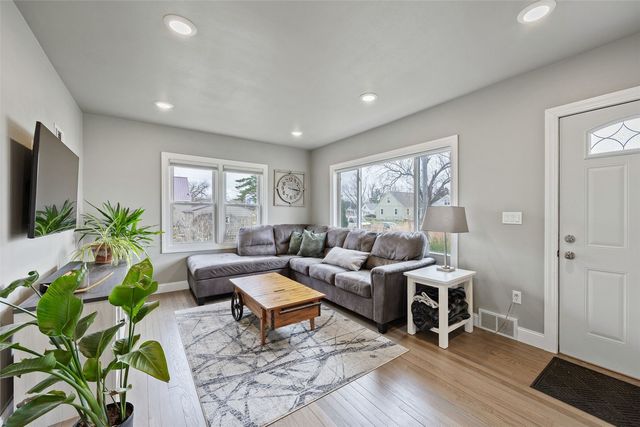 616 25th St NE, Cedar Rapids, IA 52402