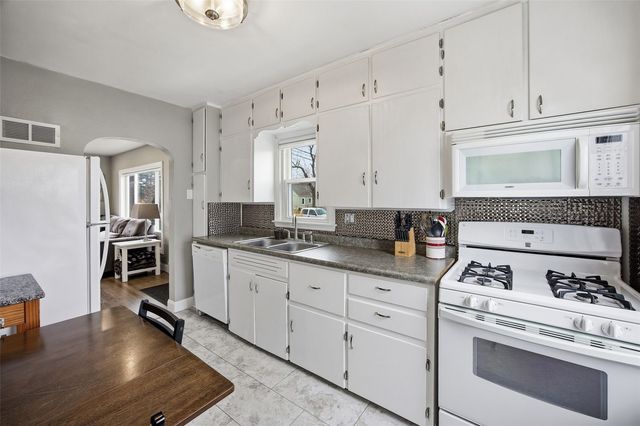 616 25th St NE, Cedar Rapids, IA 52402