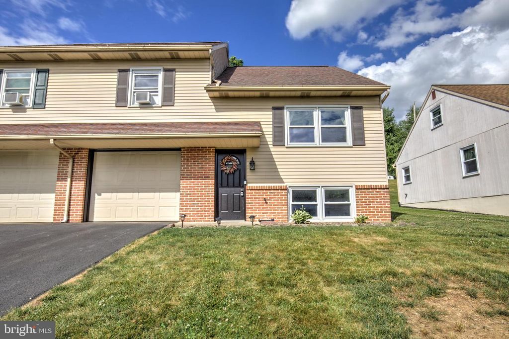 94 MARION TER, Ephrata, PA 17522