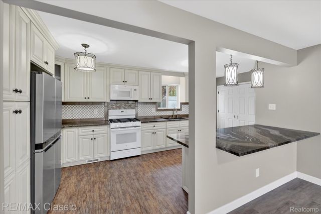430 Sherwood Court, Holly Village, MI 48442