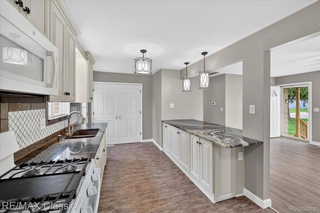 430 Sherwood Court, Holly Village, MI 48442