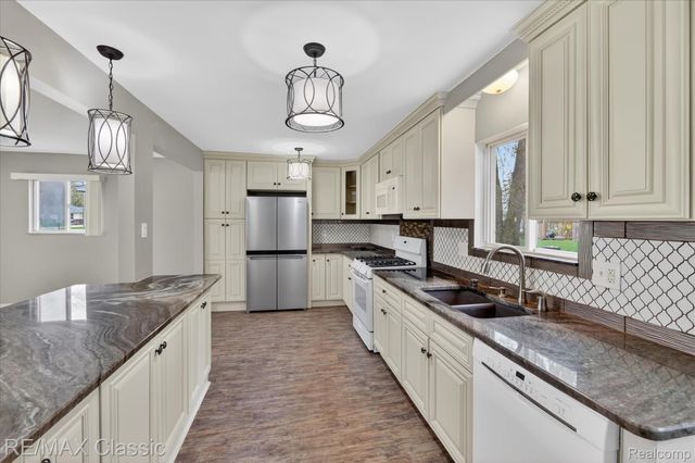 430 Sherwood Court, Holly Village, MI 48442