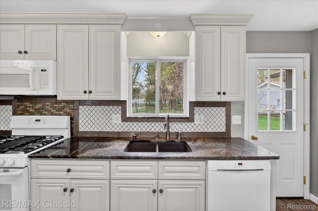 430 Sherwood Court, Holly Village, MI 48442