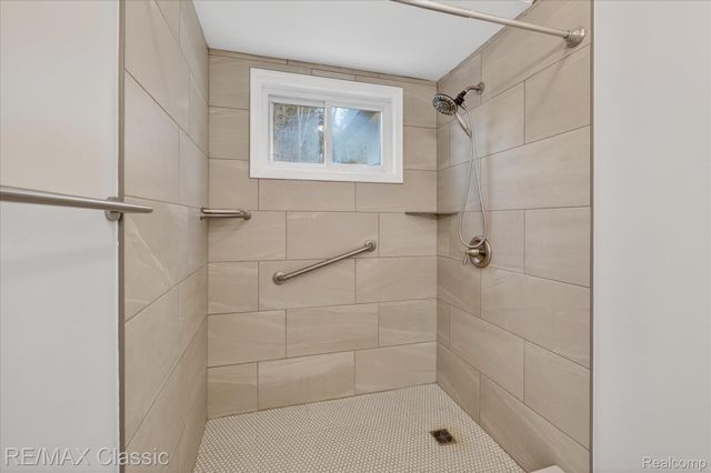 430 Sherwood Court, Holly Village, MI 48442