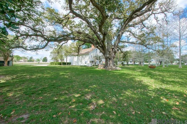 6847 False River Rd, Oscar, LA 70762