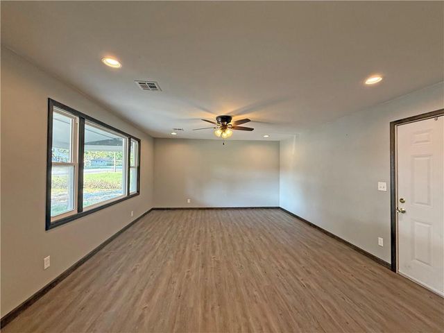 1422 N Ash Street, Nevada, MO 64772