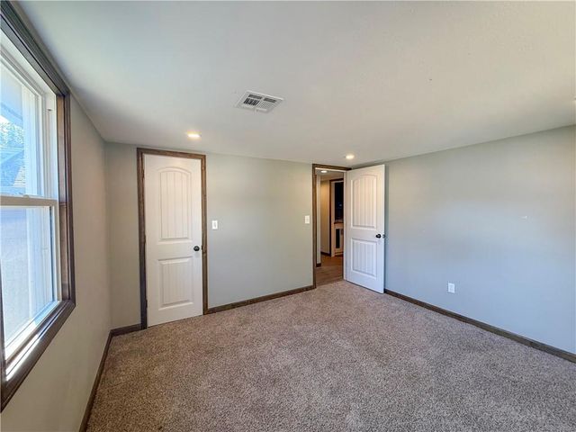 1422 N Ash Street, Nevada, MO 64772