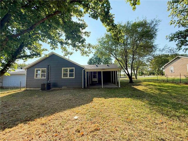 1422 N Ash Street, Nevada, MO 64772