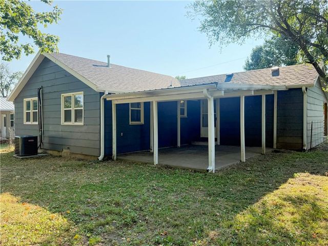 1422 N Ash Street, Nevada, MO 64772