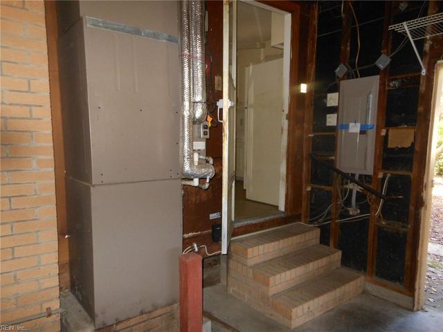 115 Glade RD, Newport News, VA 23606