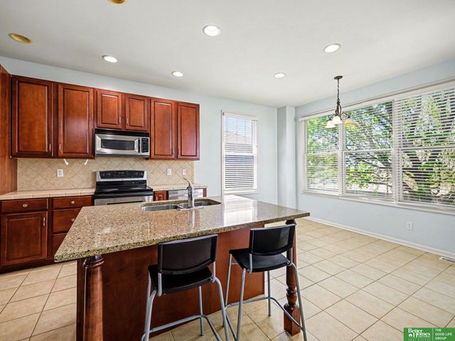 9406 S 28 Avenue, Bellevue, NE 68147