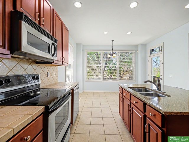 9406 S 28 Avenue, Bellevue, NE 68147