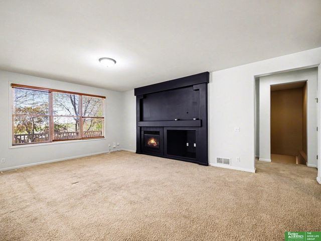 9406 S 28 Avenue, Bellevue, NE 68147