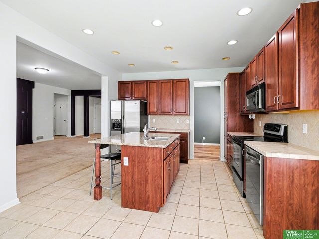 9406 S 28 Avenue, Bellevue, NE 68147