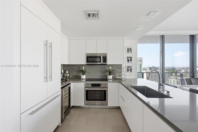 88 SW 7th St 2302, Miami, FL 33130