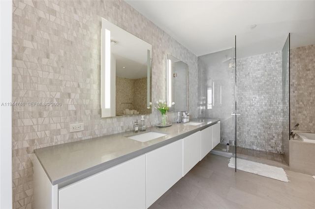 88 SW 7th St 2302, Miami, FL 33130