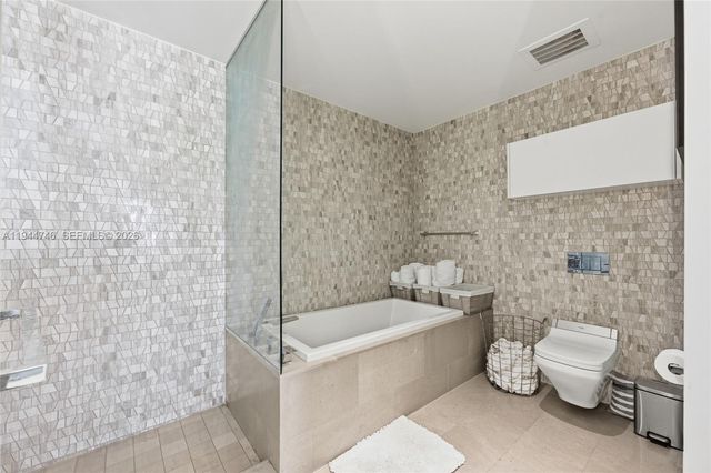 88 SW 7th St 2302, Miami, FL 33130