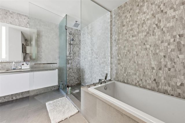 88 SW 7th St 2302, Miami, FL 33130