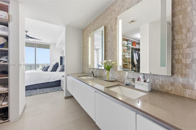 88 SW 7th St 2302, Miami, FL 33130