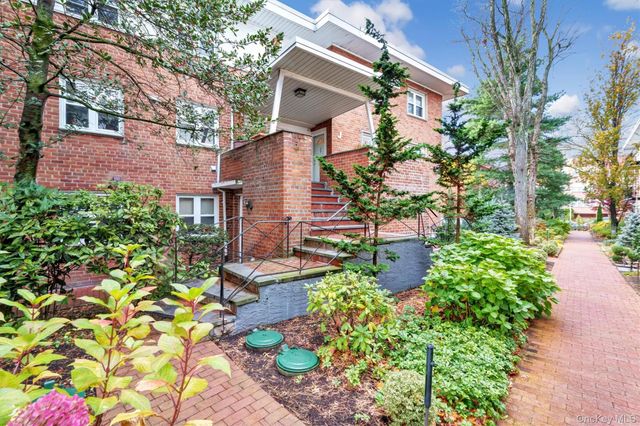 200 S Middle Neck Road J-6, Great Neck, NY 11021