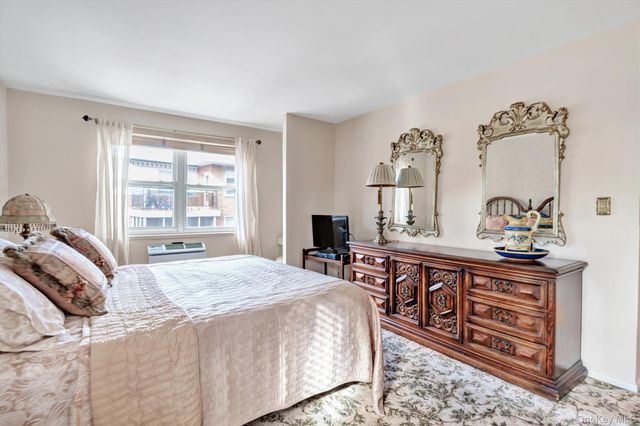 200 S Middle Neck Road J-6, Great Neck, NY 11021