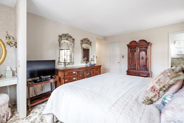 200 S Middle Neck Road J-6, Great Neck, NY 11021