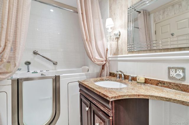 200 S Middle Neck Road J-6, Great Neck, NY 11021