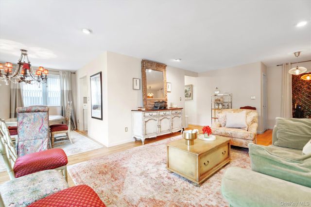 200 S Middle Neck Road J-6, Great Neck, NY 11021