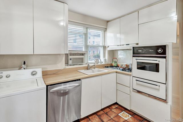 200 S Middle Neck Road J-6, Great Neck, NY 11021