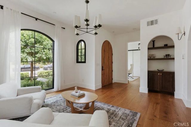 5142 Brynhurst Avenue, Los Angeles, CA 90043