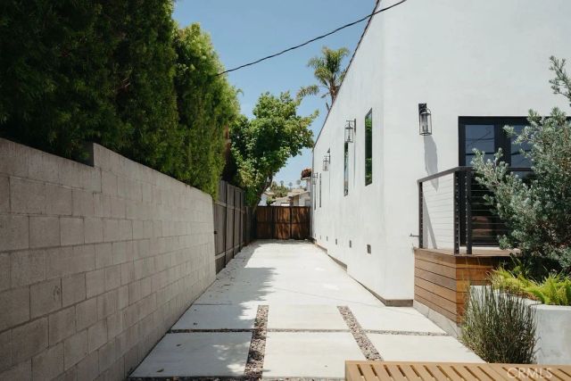 5142 Brynhurst Avenue, Los Angeles, CA 90043