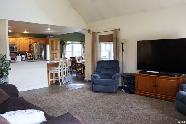 1157 E GUTH Road, Washington, IL 61571