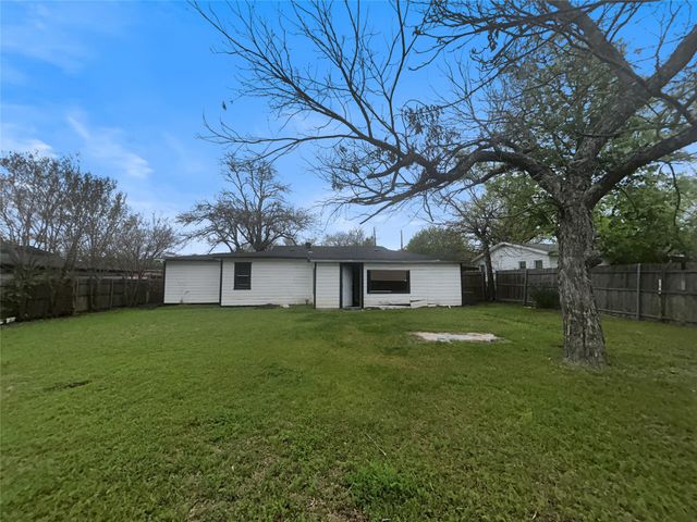 1031 Wade Hampton Street, Benbrook, TX 76126