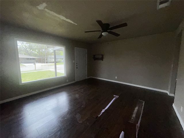 1031 Wade Hampton Street, Benbrook, TX 76126
