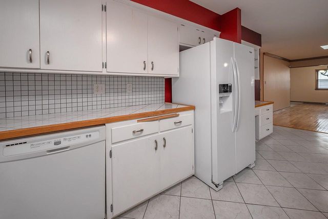 4212 N 95th STREET, Wauwatosa, WI 53222