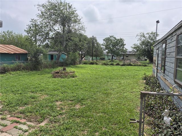 202 N Gregory St, Gregory, TX 78359
