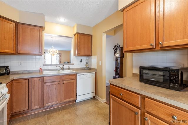 34 Glenfield Drive, West Seneca, NY 14224