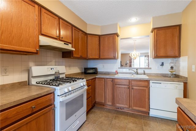 34 Glenfield Drive, West Seneca, NY 14224